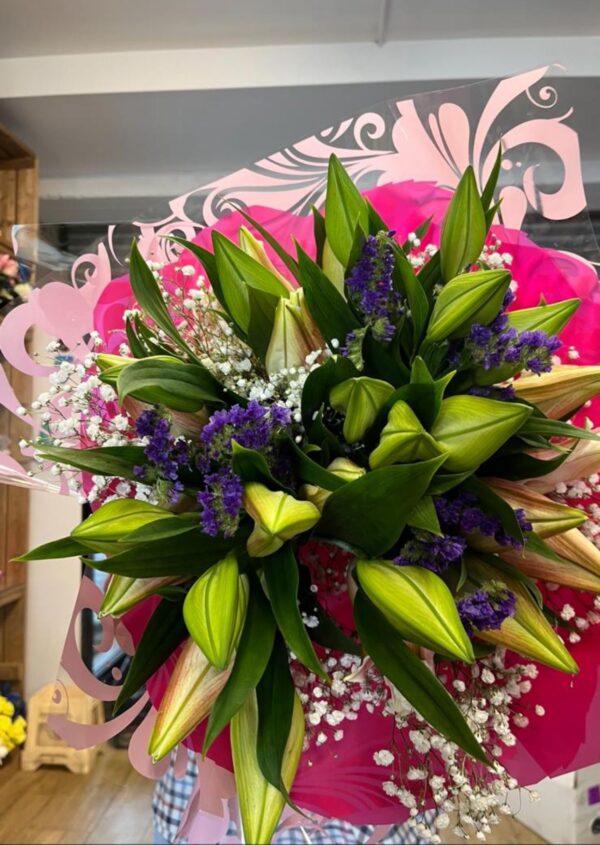 Lilly and purple statice
